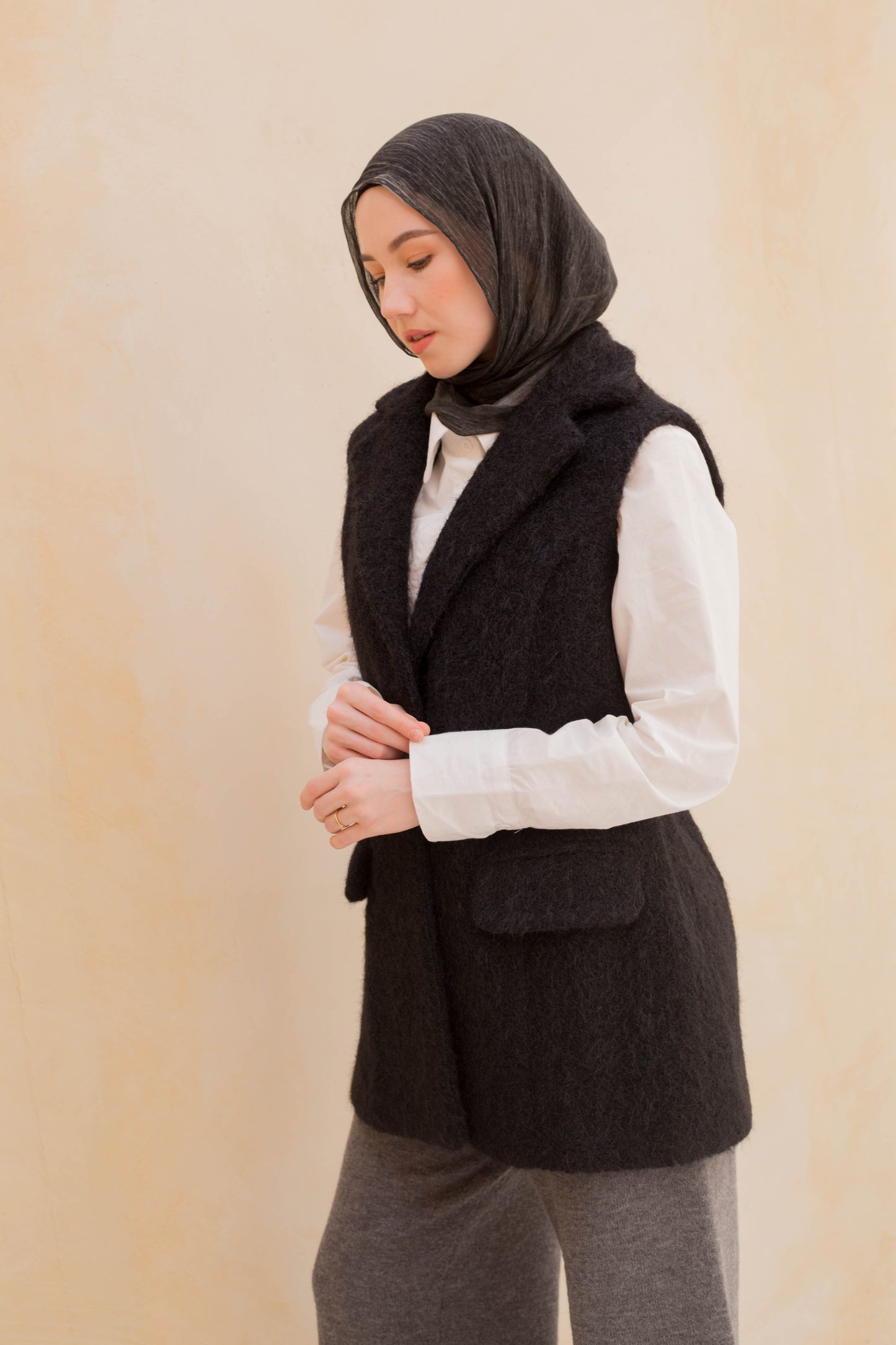 Wool vest in black