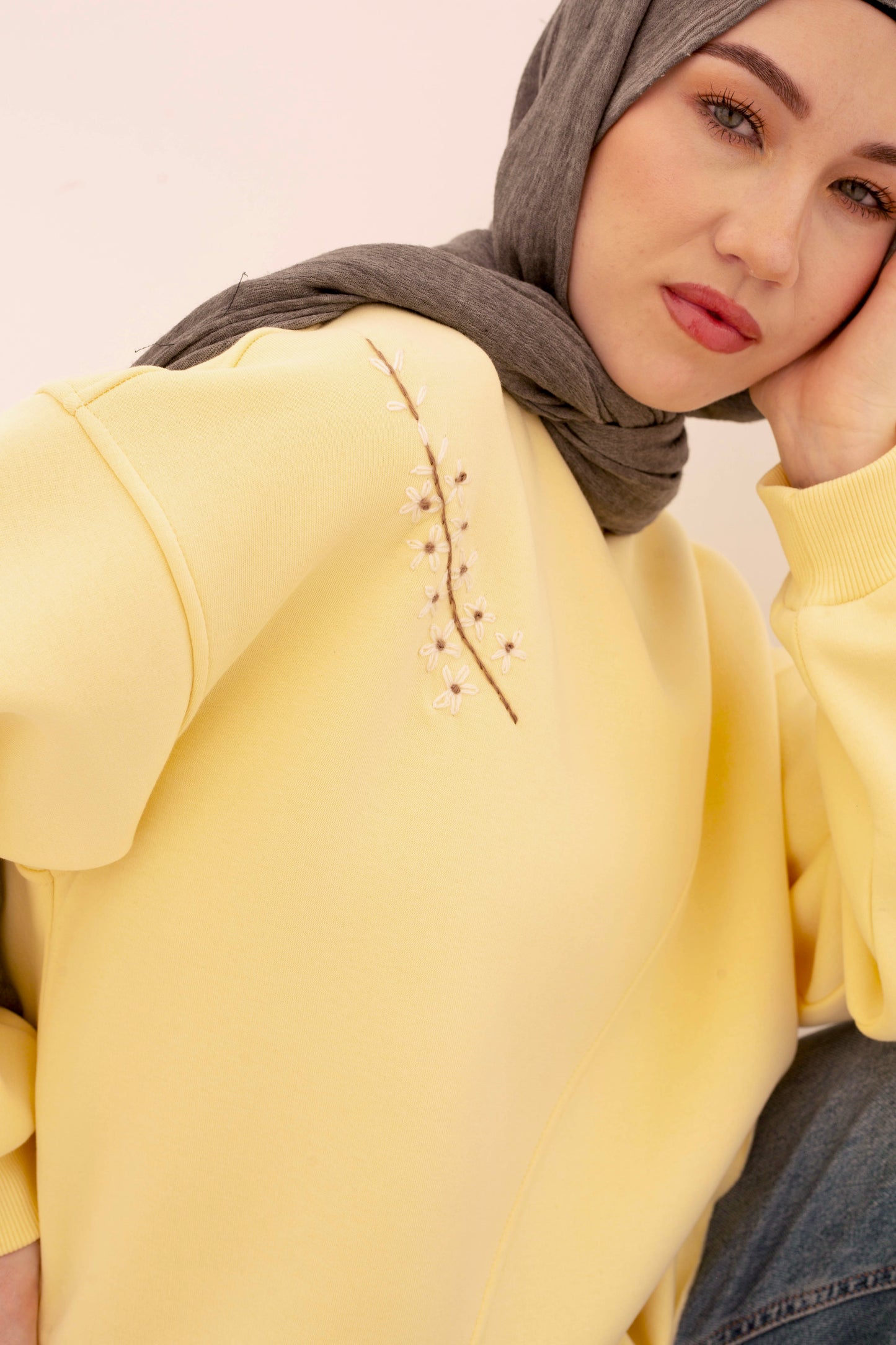 Blossom sweatshirt in butter yellow