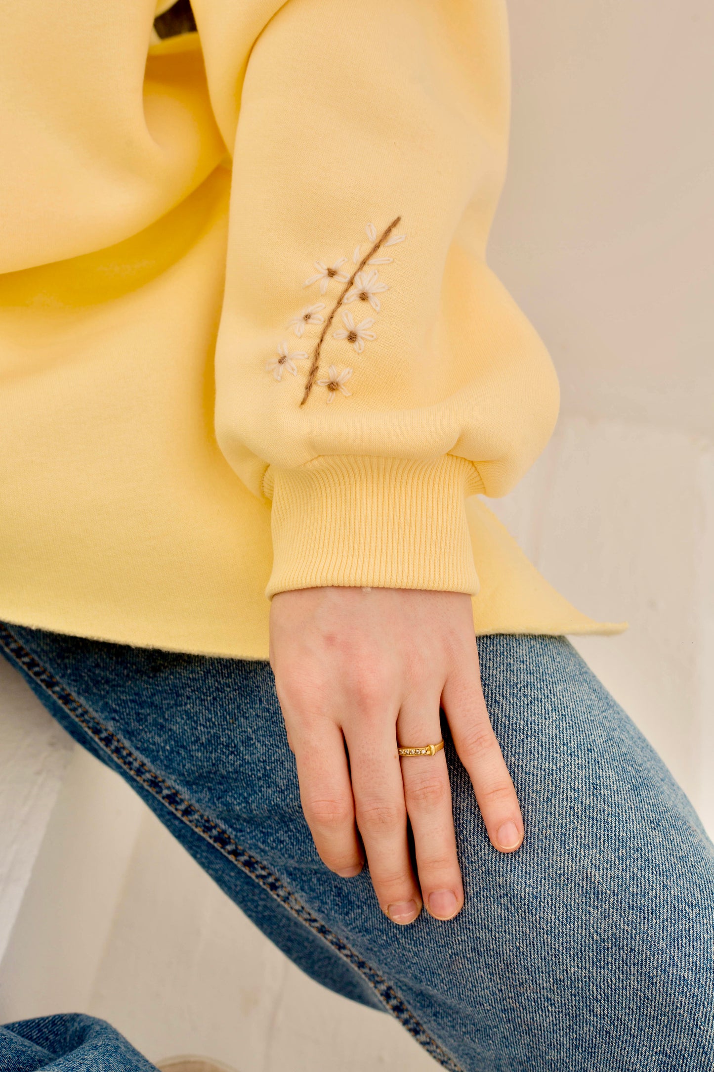 Blossom sweatshirt in butter yellow
