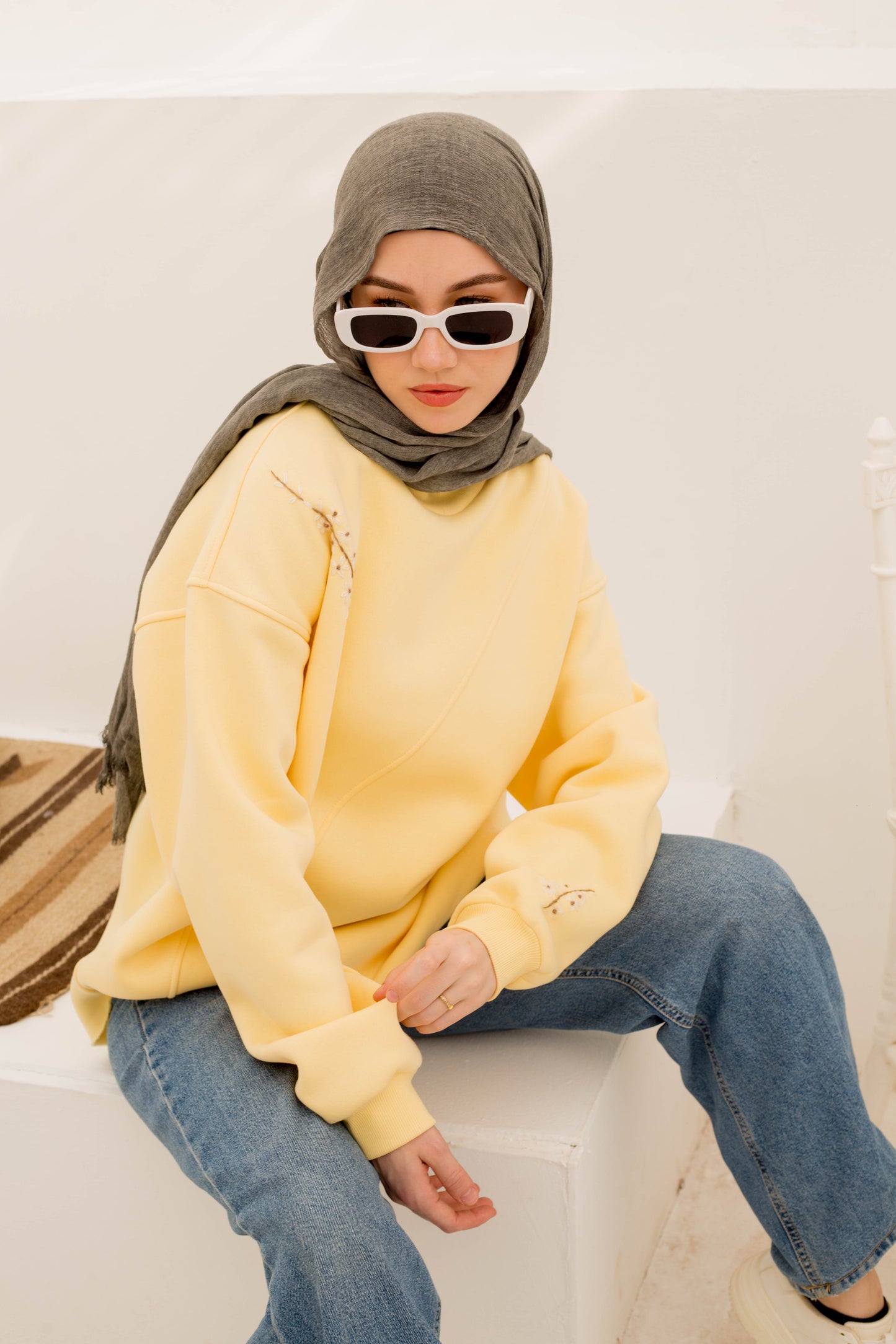 Blossom sweatshirt in butter yellow